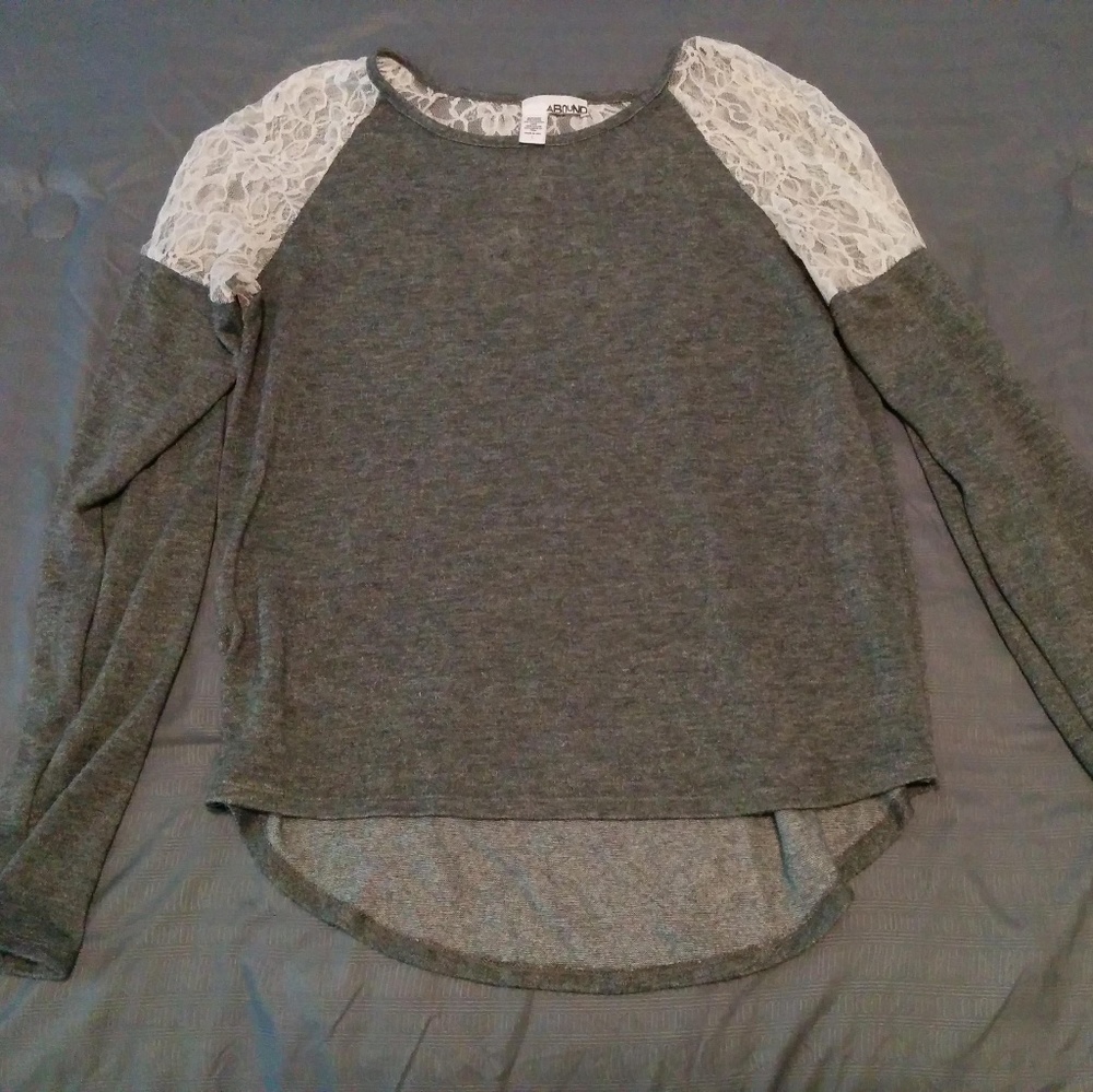 Abound gray and white lace tee